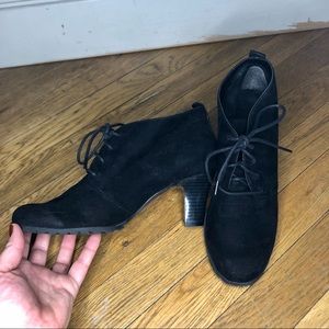 Aerosoles sz 8 black suede booties with a heel and laces.